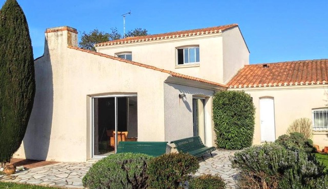 Maison spacieuse à Olonne-sur-Mer avec jardin clos, proche plages et commerces, idéale familles - FR-1-197-560