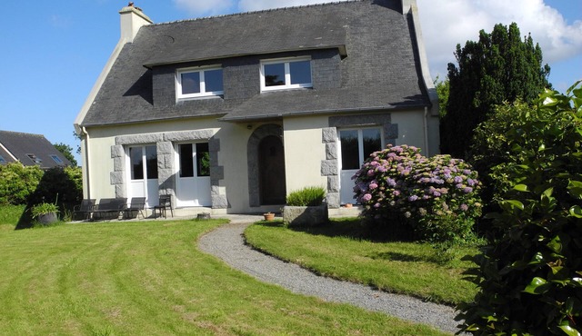 Maison Spacieuse à Plouarzel Proche des Commerces et à 3 km des Plages