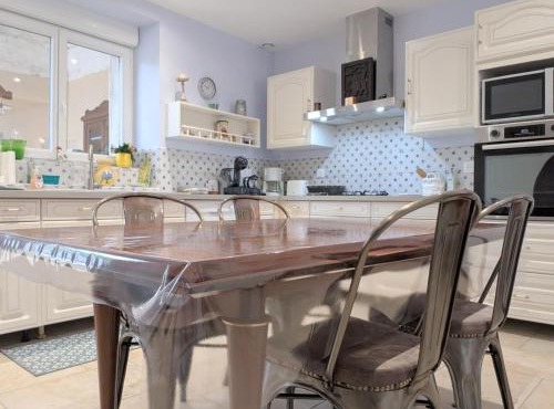 Maison spacieuse avec terrasse couverte et parking en région naturelle - FR-1-591-764