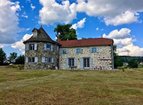 Maison spacieuse avec vue sur la montagne à Naucelles
