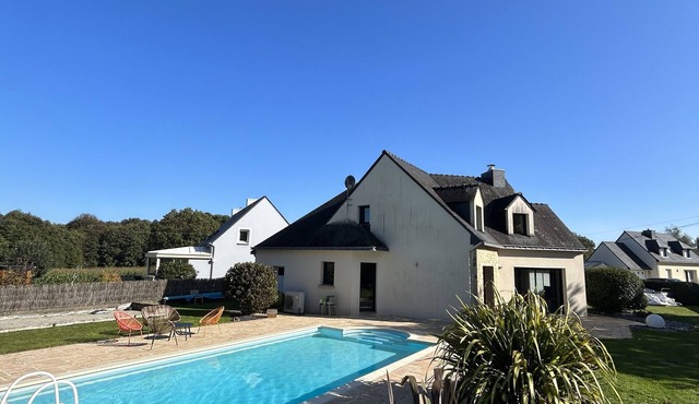 Maison Spacieuse Avec Piscine Chauffée ,4 Chambres sur Beau Jardin Paysagé