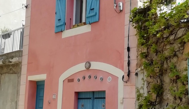 Maison sur Trois Étages au Cœur du Village