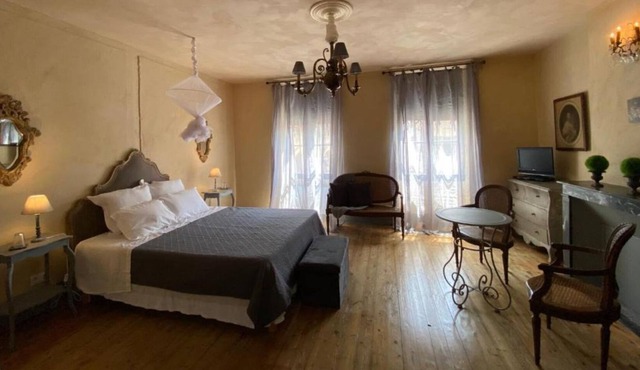 Maison Surplombant la Rivière Dans Lancien Bourg Médiéval