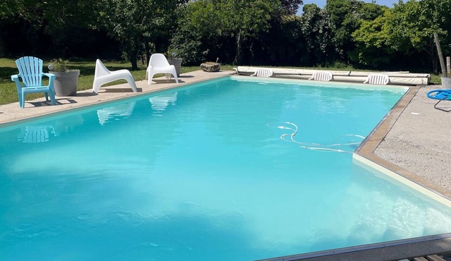 Maison Tout Confort Avec Piscine et Terrain de Tennis Dans le Marais Poitevin