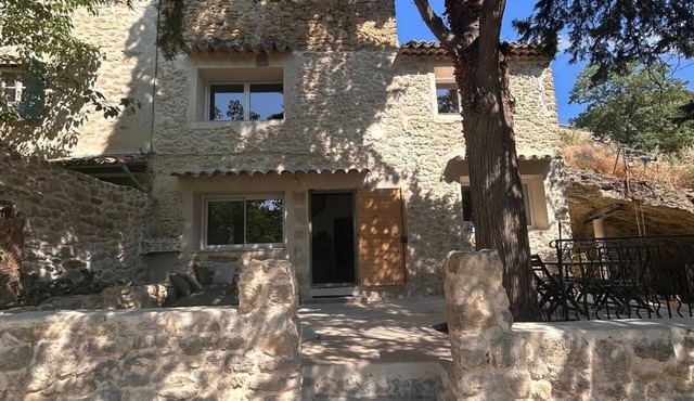 Maison Troglodyte du Jas, in the heart of Provence at the foot of the Luberon 30min from Aix