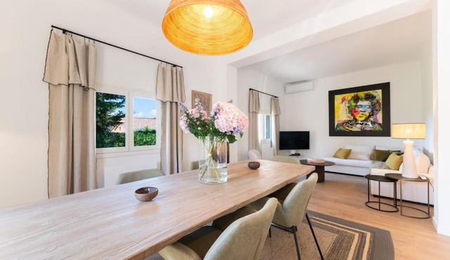 Maison Tropézienne en plein centre avec jardin et piscine