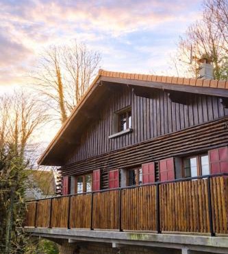 maison type chalet entourée d étangs