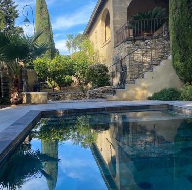 Maison uzès piscine plein sud avec superbe vue