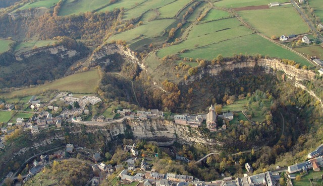 "Maisondeltraouc" gîte with roof terrace and garden offering stunning views.