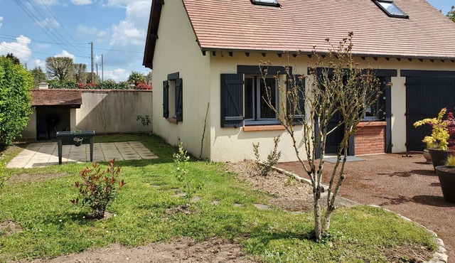 Maisonette with garden, close to shops and the castle of the fountain.