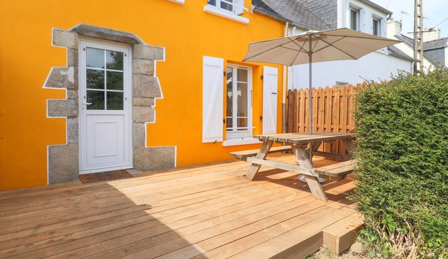 Maisonette Morgat near Crozon island near sea