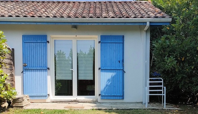 Maisonette n ° 3 garden level Border Basque country Béarn. River bath