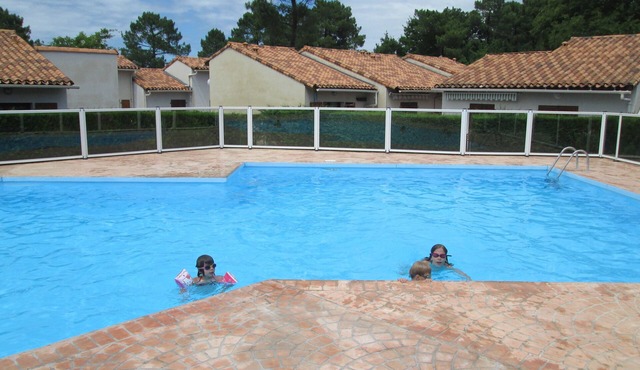 Maisonette shaded garden, with swimming pool, ideal couple and 2 children