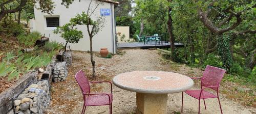 maisonnette provençale sous les chênes