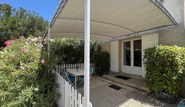 Maisonnette with private pool in the Alpilles