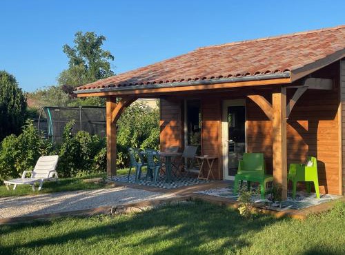 Maisonnette au calme, grand jardin privatif, accueil vélos et motos