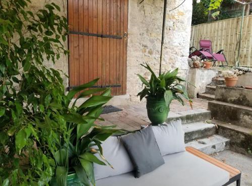 Maisonnette avec terrasse sur le Gardon