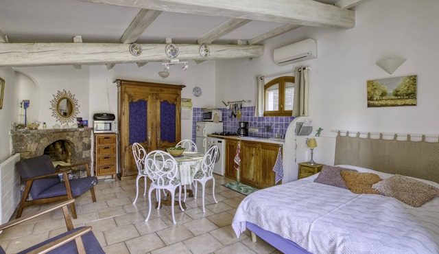 Maisonnette charmante a proximite d'un village med