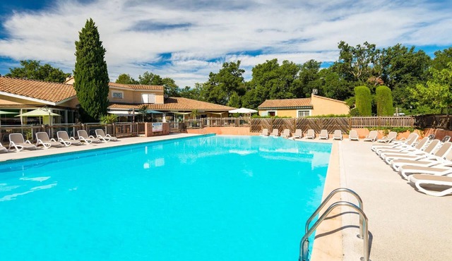 Maisonnette dans un emplacement calme + piscine