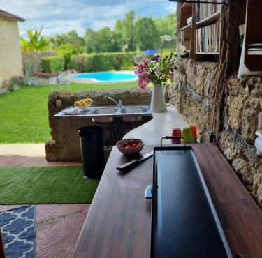 Maisonnette dans village médiéval - 2 pers - piscine privée & jardin