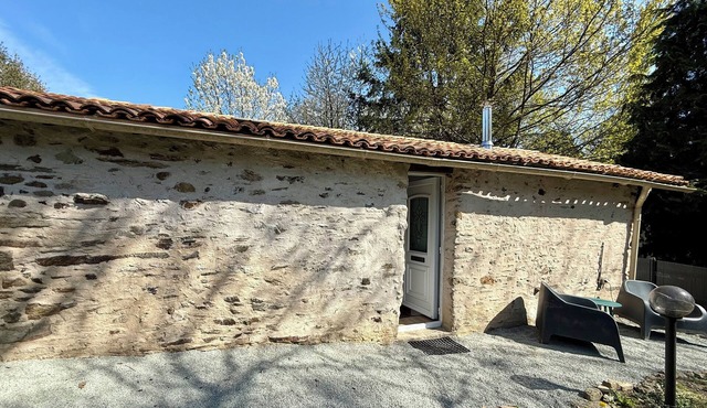 Maisonnette facing the animals