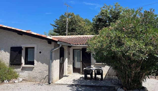 Maisonnette in residence with swimming pool on the shores of Lake Saint Ferréol