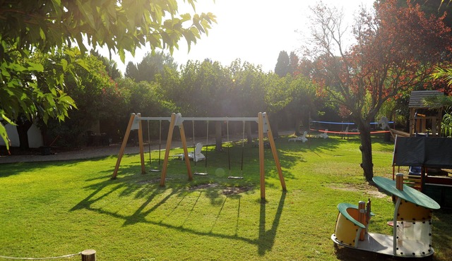 Maisonnette in wooded park pétanque court, children's games BBQ near beaches