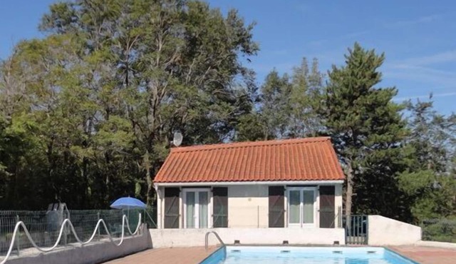 Maisonnette with shared pool at Lac de St Ferréol