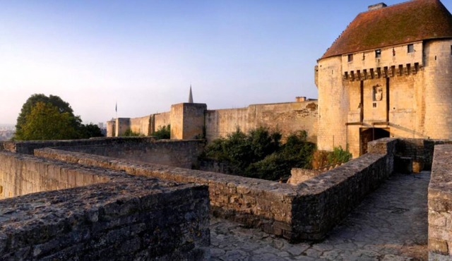 Maizet: house in the valley