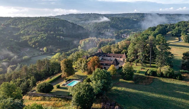 MAJESTIC 17tCent. CASTLE OVERLOOKING THE VALLEY IN THE DORDOGNE GOLDEN TRIANGLE