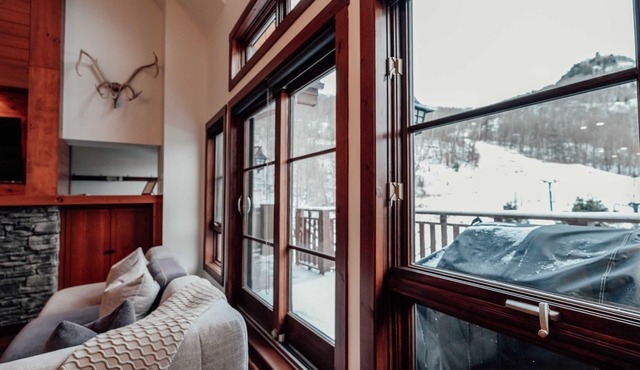 Majestic 3-bedroom condo at the foot of the slopes