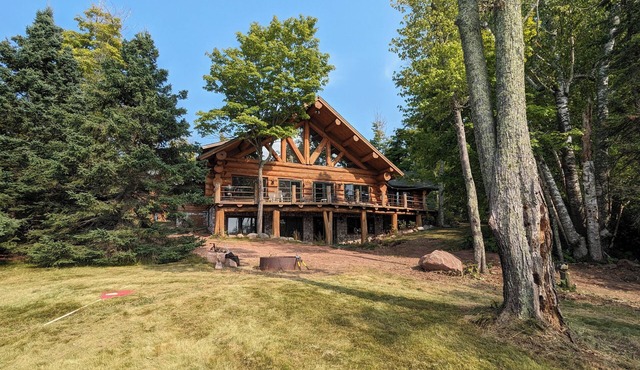 Majestic 4-bedroom lake home on Lake Superior's Bark Bay in Herbster WI