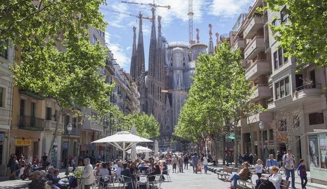 Majestic 6-Bedroom Apartment in Central Barcelona