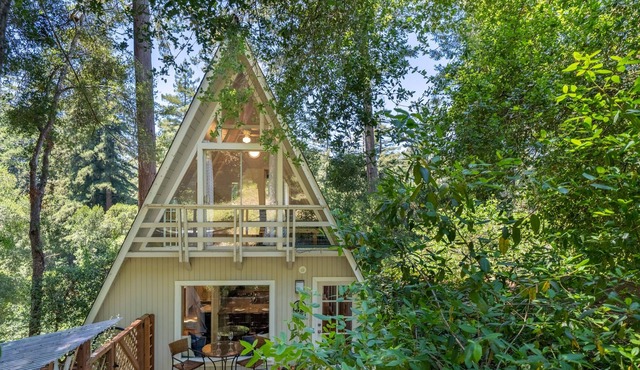 Majestic A-Frame, Upper Unit - with Hot Tub!