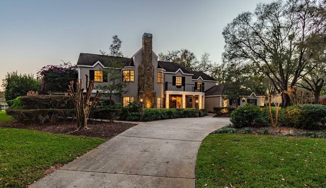 Majestic Brant Manor: Stately 8 Bdrm, Lakefront Manor w/Pool, 15Min to City