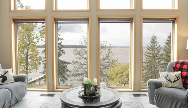 Majestic Lake view Cottage with Spa, Sunsets, Pool Table