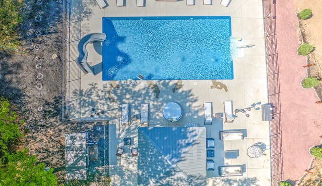 Majestic Cabin near all attractions Private Pool-Swim Spa, Hot tub-Sauna-Theater