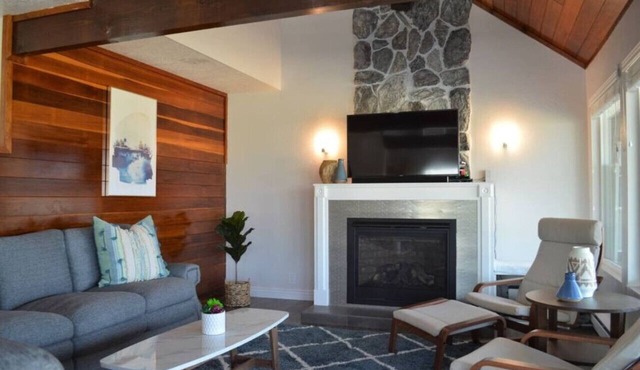 Majestic Cabin overlooking the Lake!