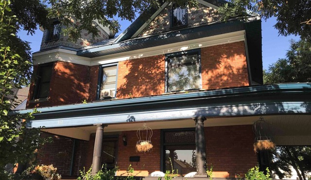 Majestic Century House —Perfect for family getaways or friends getting together!