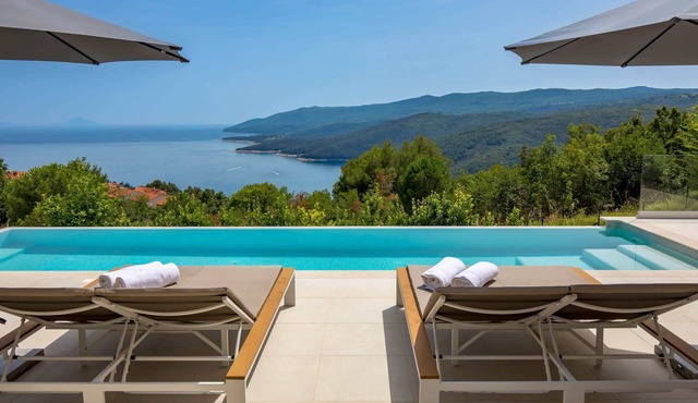 Majestic Coastal Retreat - Villa Mayan