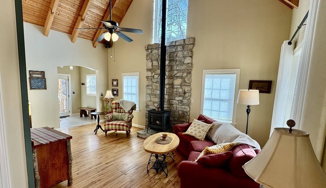 Majestic Creek Views | Romantic | Mountain Vibes | Unique | Private | Warm