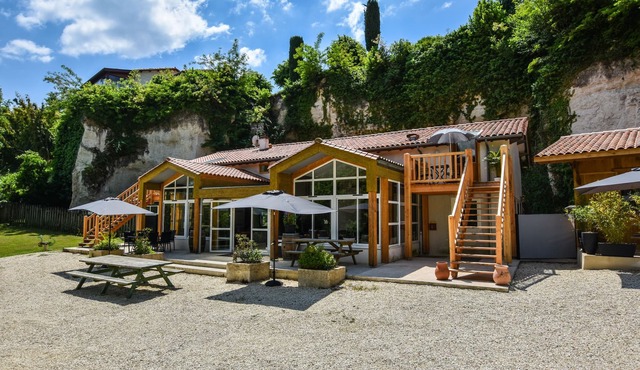 Majestic holiday home in Aubeterre-sur-Dronne with garden