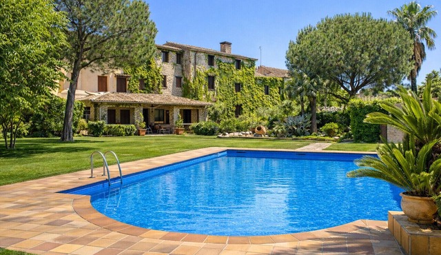 Majestic history for 32 guests, 10km to the beach
