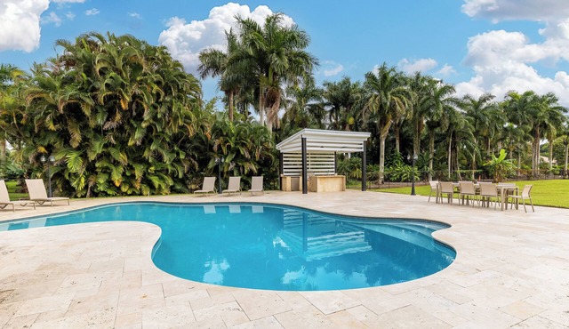 Majestic Home 7 Bedroom w/Heated Pool, Massive Yard & Driveway