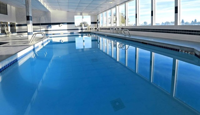 MAJESTIC IDAHO FALLS, 2 LOVELY UNITS! POOL, SPA, JACUZZI!