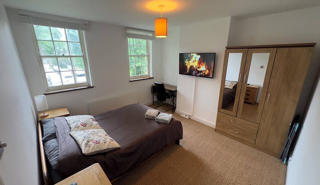 Majestic King Room - 30 Mins to City Center, 5 Mins to Shops & Train Station
