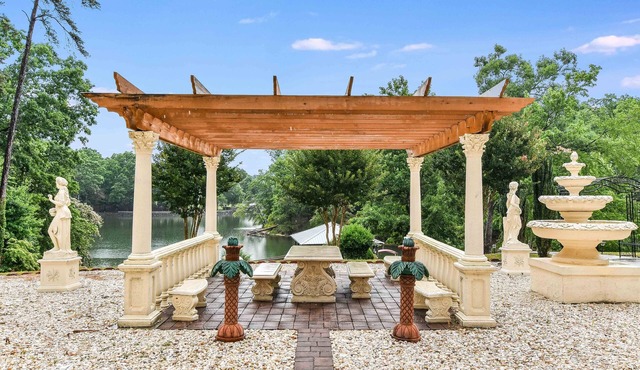 Majestic Lake Estate + Views, Outdoor Fireplace, Dock ⛵💖