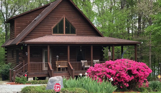 Majestic Lakefront Log Cabin located in the NC High Plains