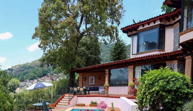 Majestic Lakeview Home, Jacuzzi, BBQ, Walk to Town