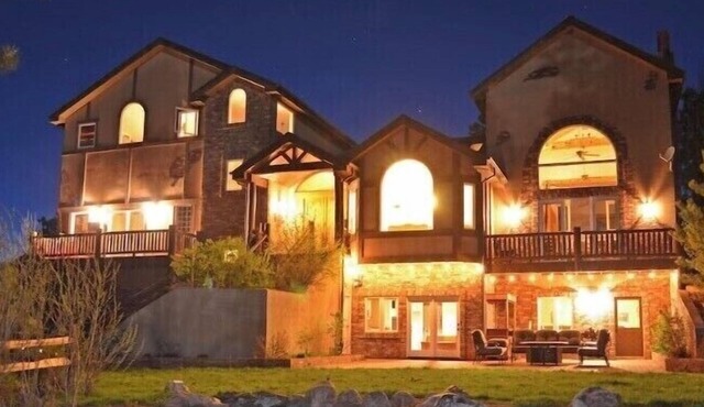 Majestic Lodge only 22 miles from the base of Pike's Peak